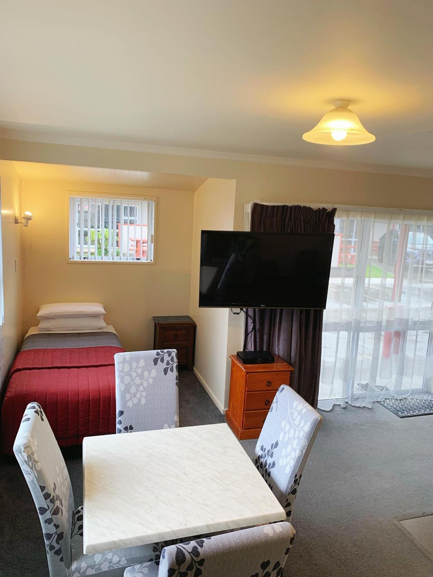 Amber Court Motel Те Анау Екстериор снимка
