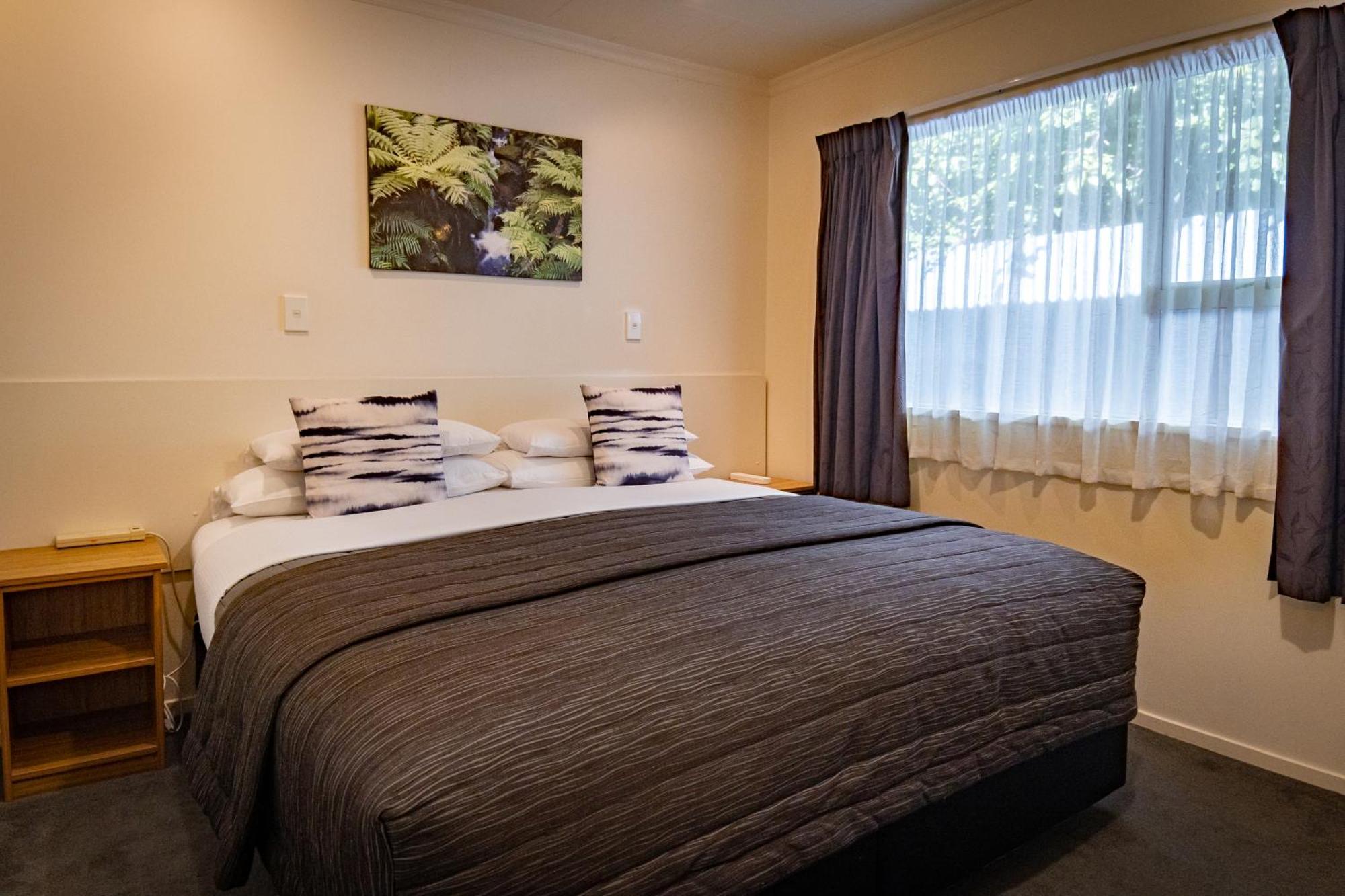 Amber Court Motel Те Анау Екстериор снимка