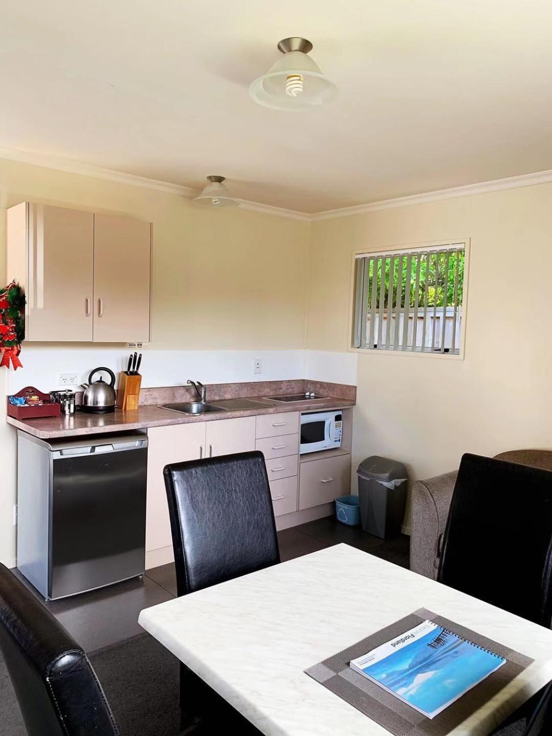Amber Court Motel Те Анау Екстериор снимка