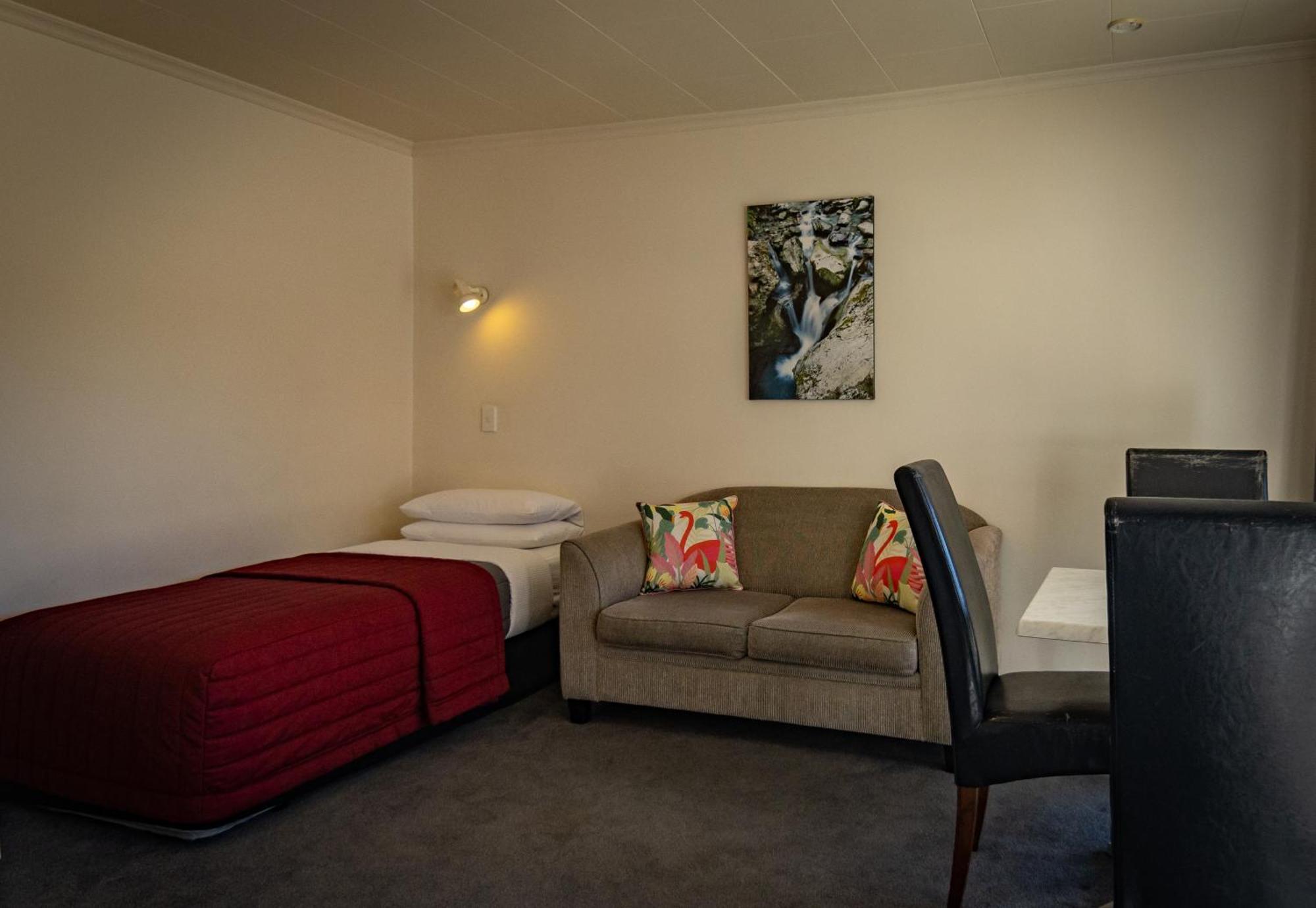 Amber Court Motel Те Анау Екстериор снимка