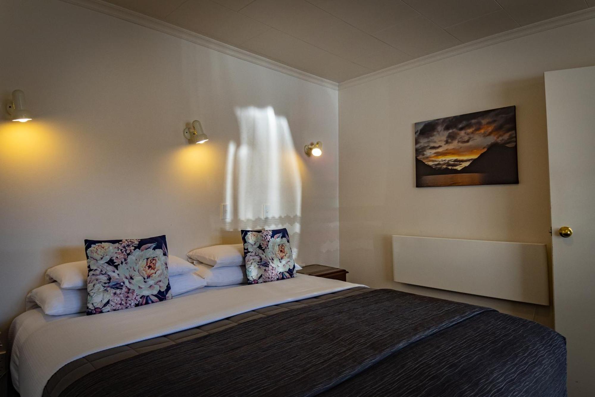 Amber Court Motel Те Анау Екстериор снимка