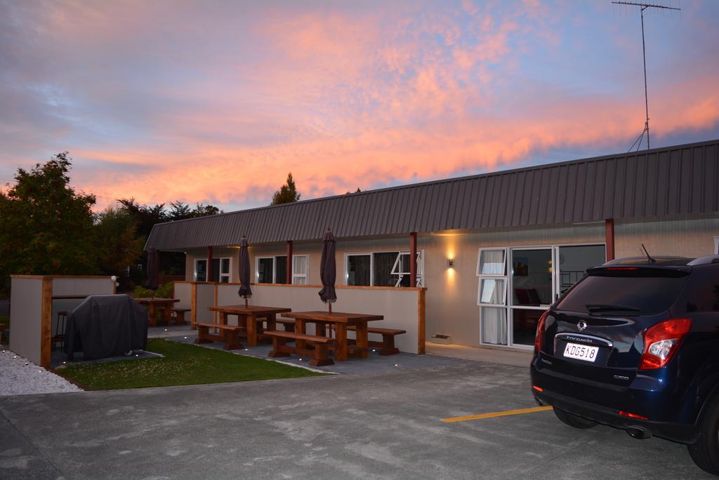 Amber Court Motel Те Анау Екстериор снимка
